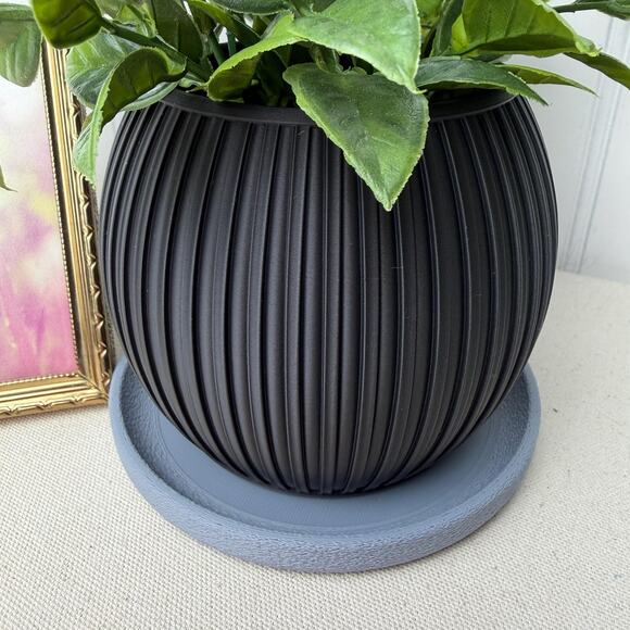The Halo Planter, Indoor Flower Pot, Tabletop Planter, Ribbed Pattern - Picture 2 of 12